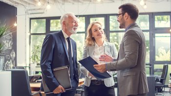 Erbschaftsteuer drei Menschen im Gespräch